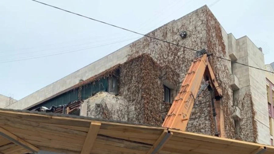 Защита прав архитектора: Цветы Украины пока запретили сносить