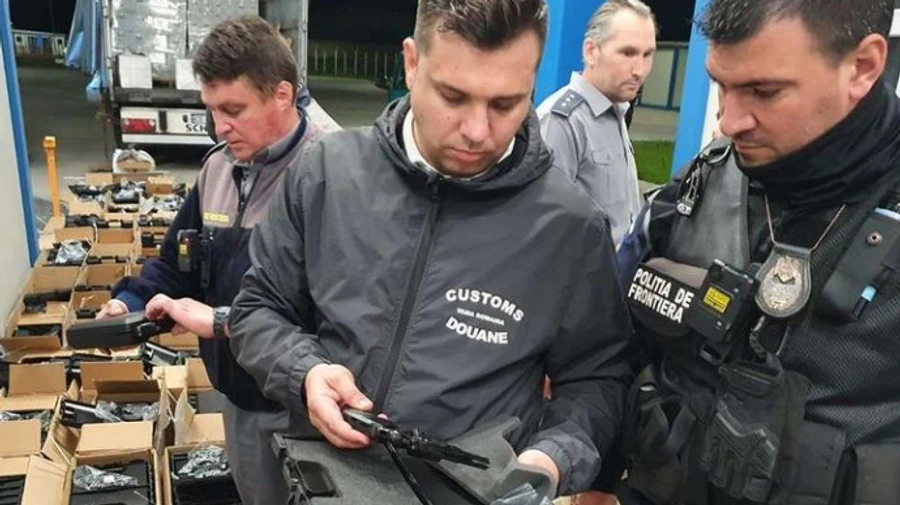 Румунські прикордонники знайшли 2850 одиниць зброї та боєприпаси у вантажівці, яка їхала в Україну