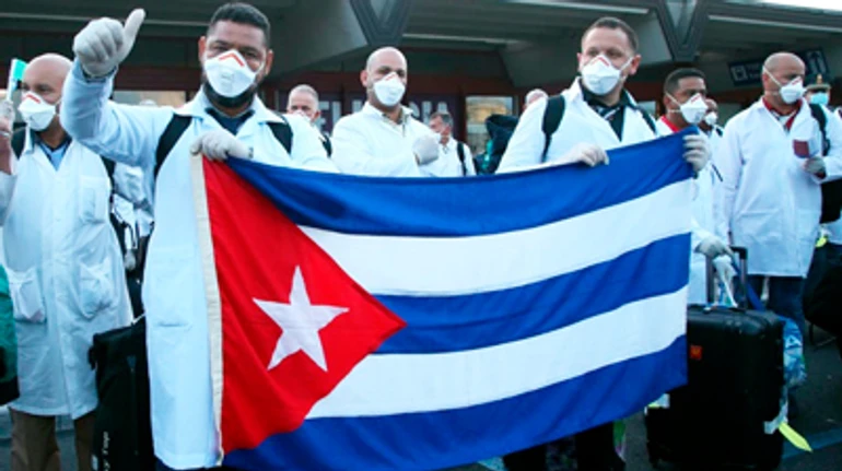Врачи на экспорт: как Куба помогает противостоять коронавирусу и зарабатывает на этом