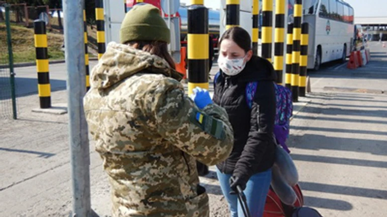Платная граница и бесплатный вирус: как зарабатывают на украинцах, возвращающихся домой