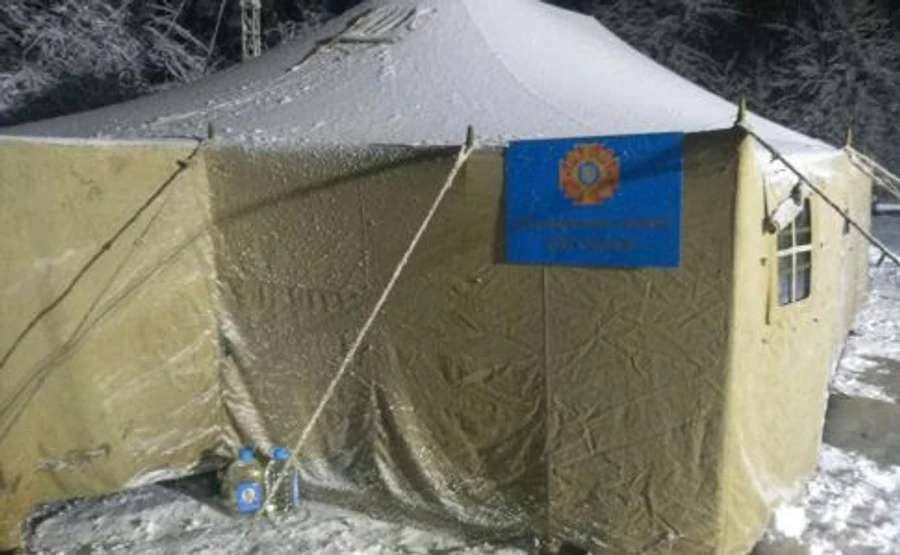 Через снігопад в'їзд вантажівок у Київ обмежено, працюють пункти обігріву