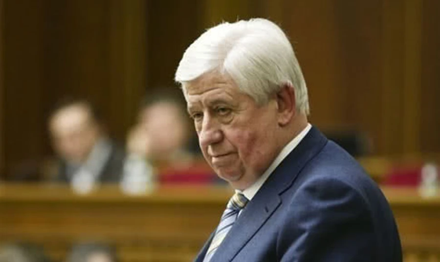 В Миграционной службе отказались пояснить, откуда у Шокина два паспорта