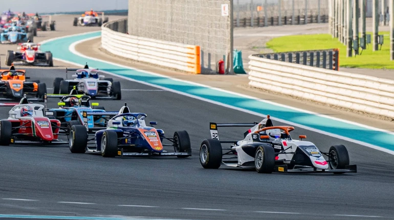 Украинский гонщик Бондарев лидирует в общем зачете UAE4 после первого этапа