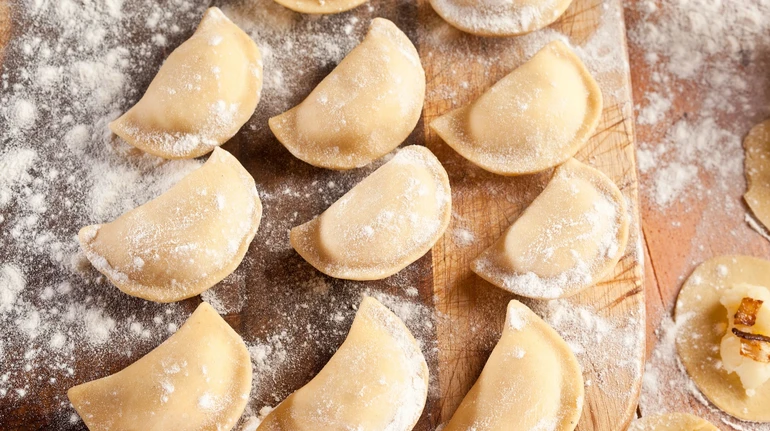 Вареники на пару, в кипятке, в духовке и морозилке: рецепты теста и начинок, которые вы искали
