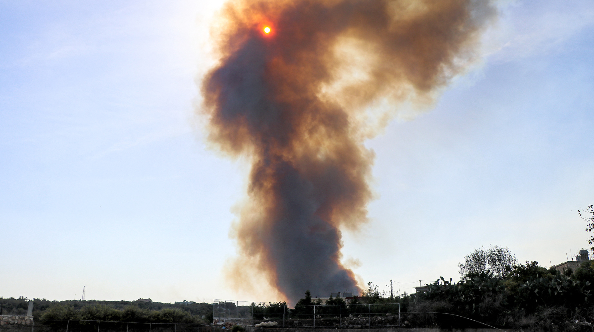 У Лівані заявили про понад 300 загиблих після ударів Ізраїлю: Трамп закликав до 