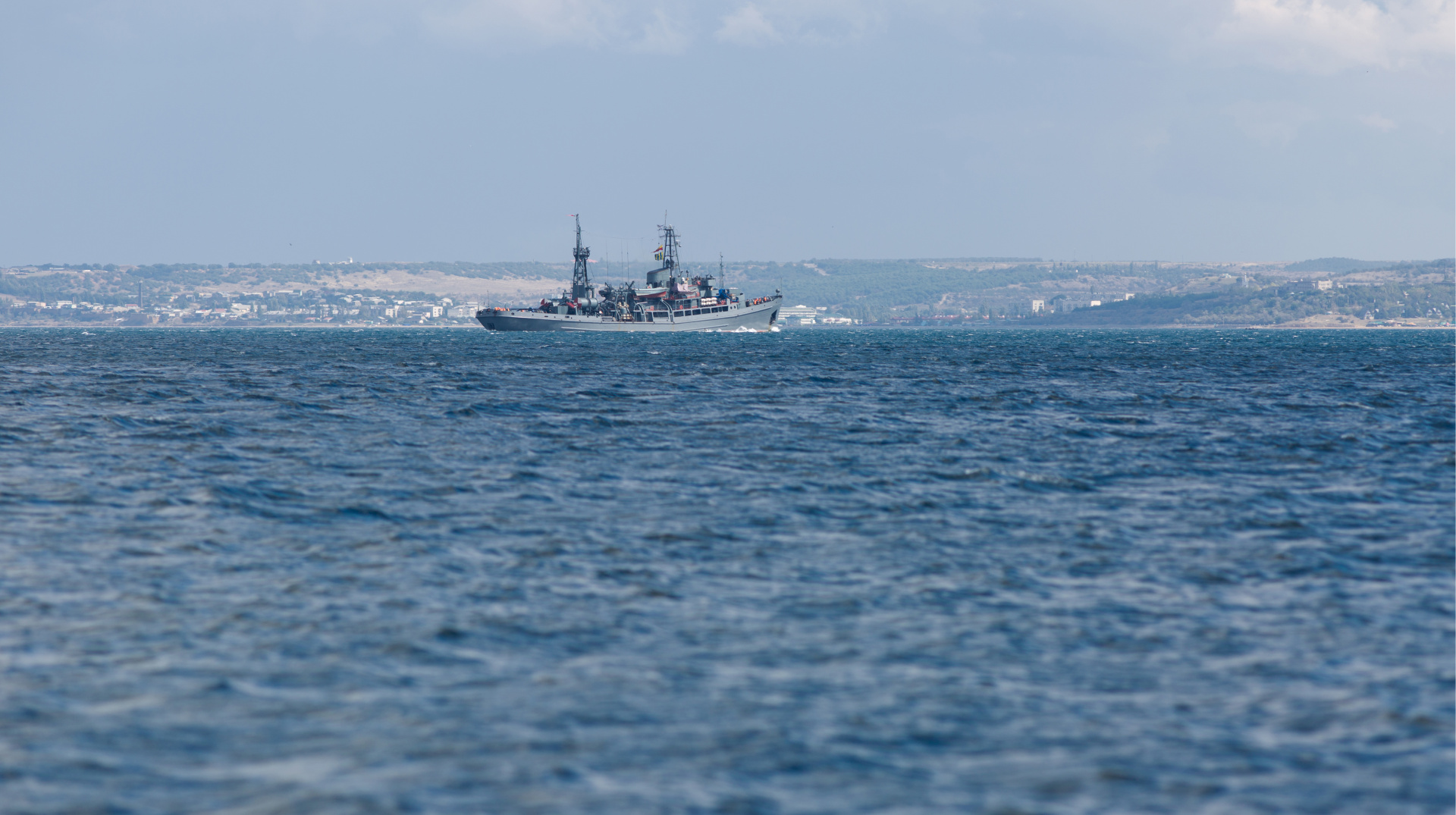 Russian frigate fires warning shots on civilian yacht in the English Channel