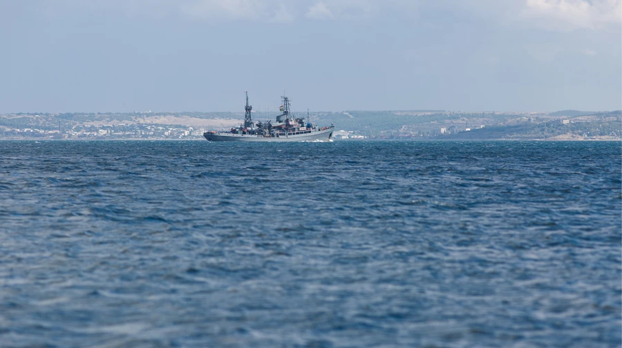 Russian frigate fires warning shots on civilian yacht in the English Channel