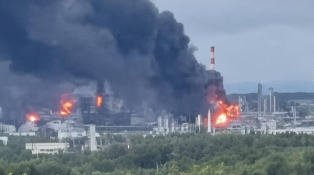 У Росії всі основні НПЗ "Лукойлу" зупинили роботу через пошкодження