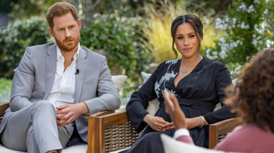 Букингемский дворец созвал срочное совещание из-за скандального интервью Гарри и Меган