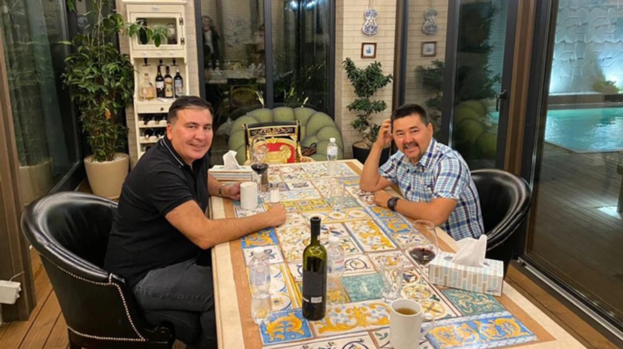 Саакашвили представил своего партнера: парень из одного из тысяч сел Казахстана