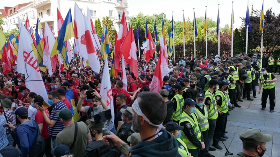 Під ОП зібралися прихильники Шарія, а на Майдані – їхні противники