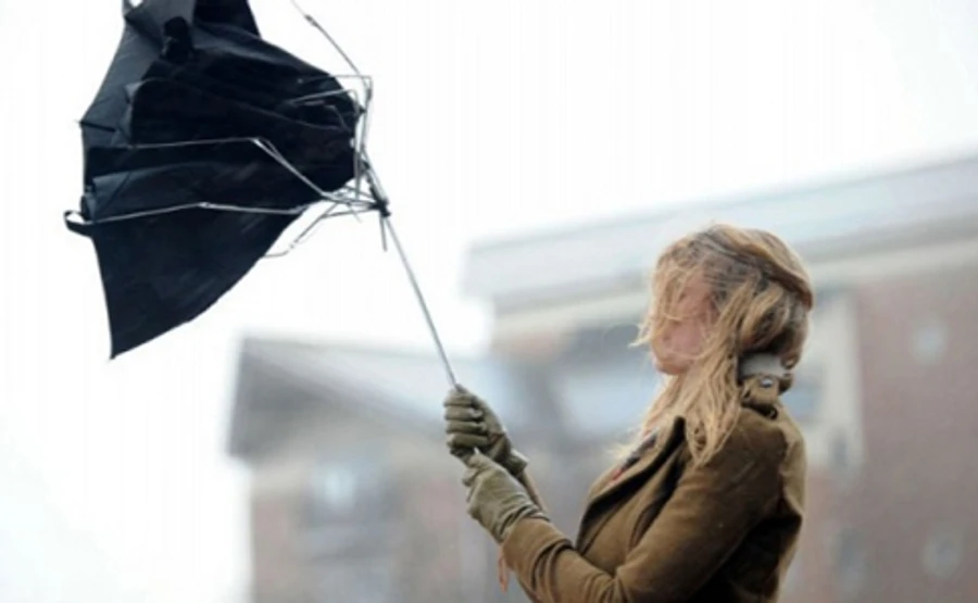 Часть Украины накроет сильный ветер: первый уровень опасности