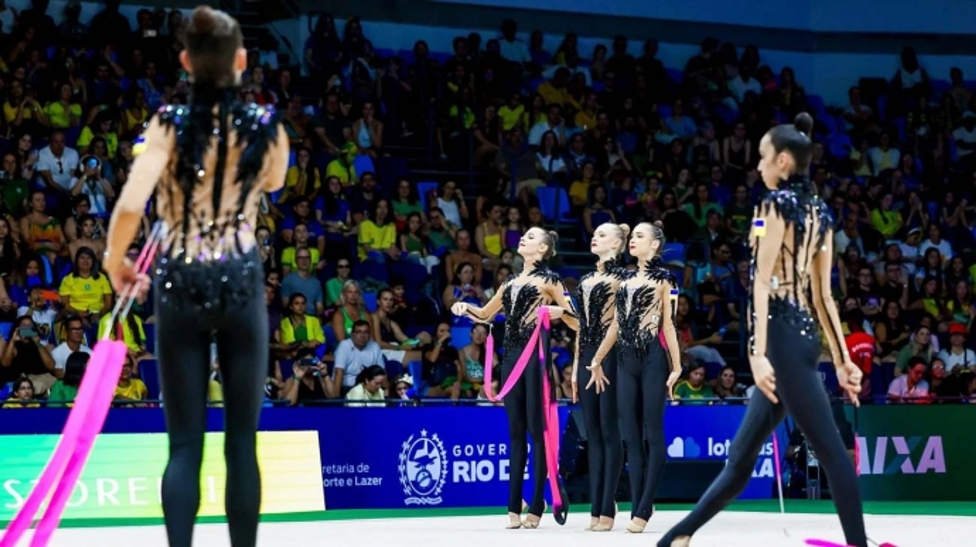 Ikki qiz internetda porno tomosha qiladi va onanizm bilan shugullanadi