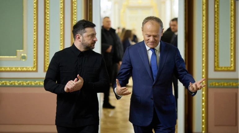 У Навроцького закликали Туска знайти мужність остаточно позбавити Зеленського ордена