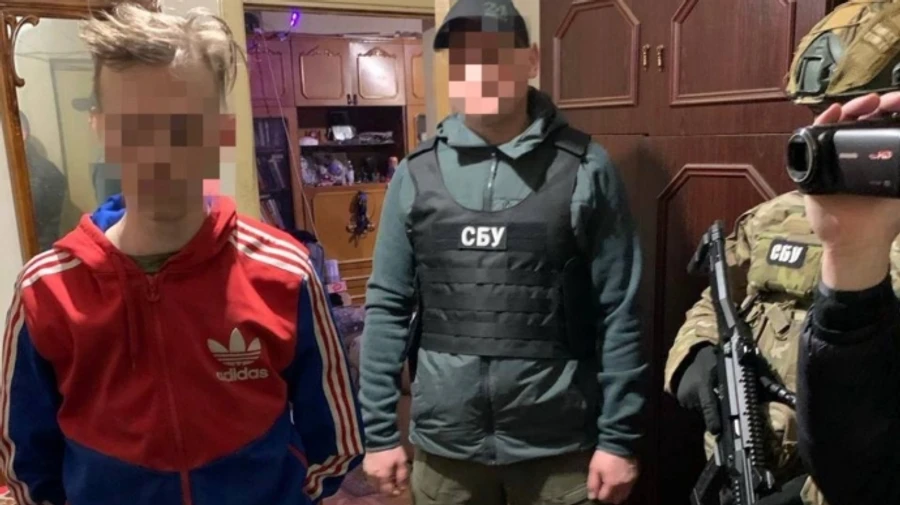 Корректировали ракетные удары по Киевской области и хоронили оккупантов: СБУ задержала отца и сына