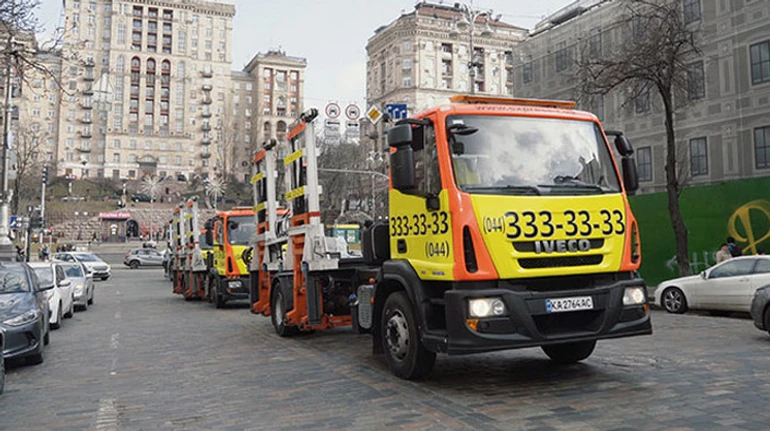 Евакуаторів в Києві стало більше? Як все це працює і хто заробляє на евакуації авто
