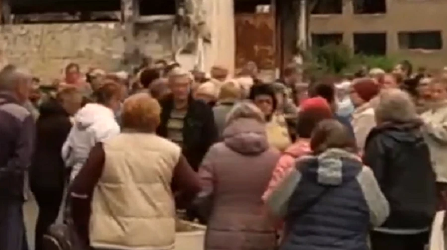 Мариупольцы вышли на митинг из-за отсутствия воды и электричества в течение трех месяцев