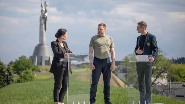 Монастырский считает, что у всех украинцев должно быть огнестрельное оружие для самозащиты