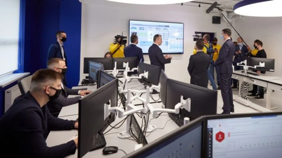 Зеленський прийшов на відкриття Кіберцентру, йому показали шоу