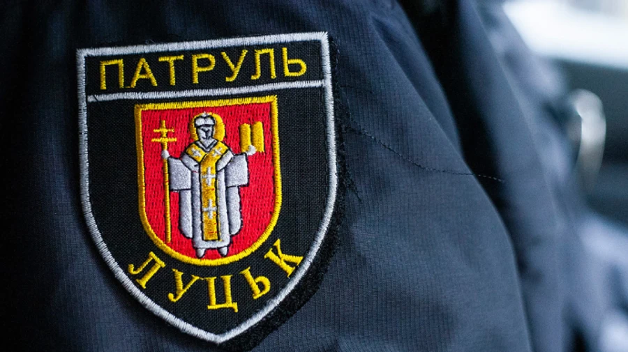 Мужчина без маски подрался с патрульными в супермаркете Луцка