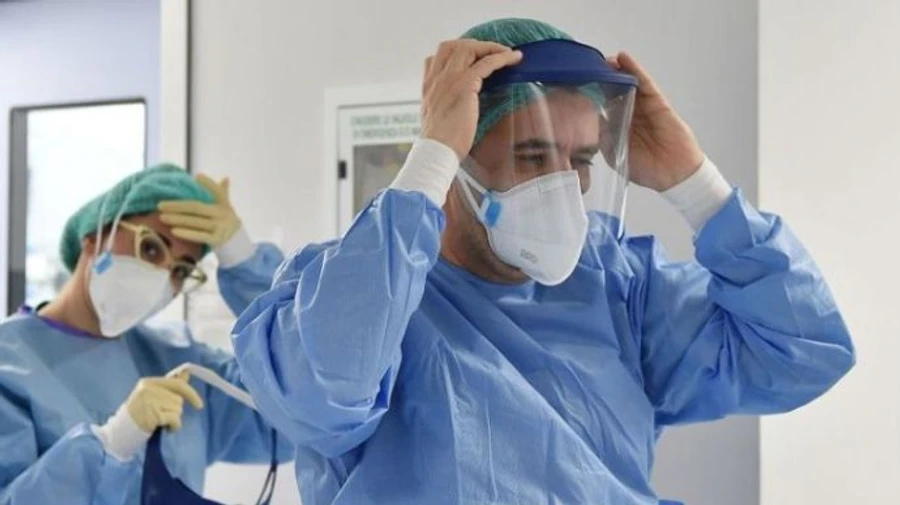 Шмыгаль хочет наказать глав ОГА за невыплаты медикам, которые борются с COVID