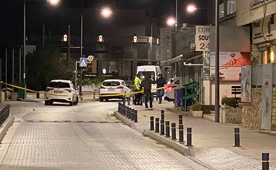 На курорте Кипра неизвестный расстрелял кафе из автомата: 4 раненых