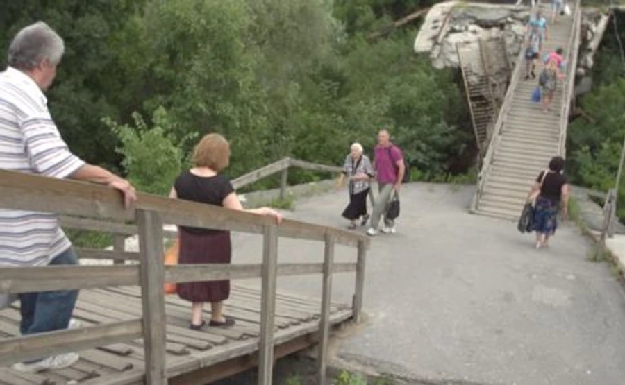 У Станиці Луганській почнуть будувати міст: блокпост бойовиків знято – Зеленський