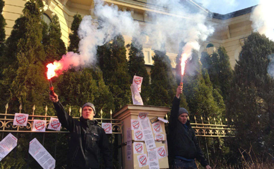 Националисты пришли к Гладковскому: требовали ареста и конфискации имущества