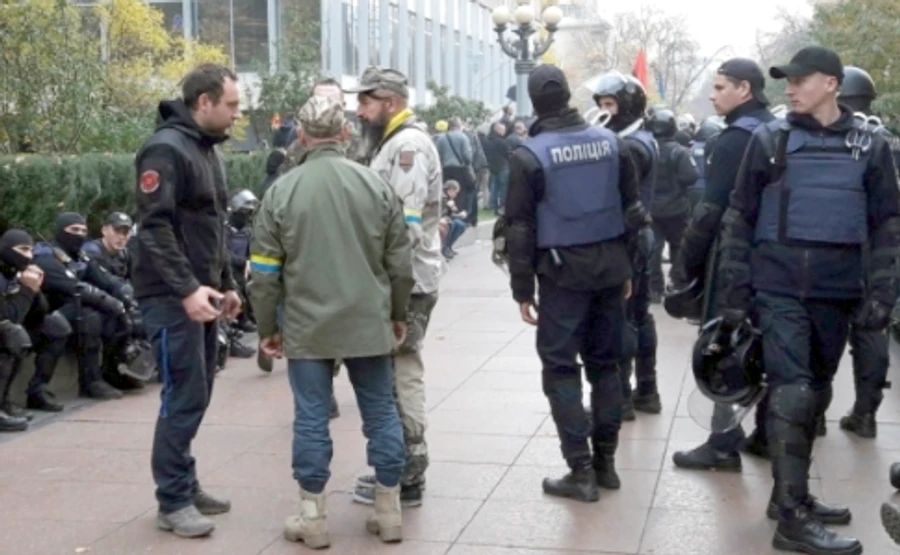 Митингующие пытаются пронести дополнительные палатки под Раду
