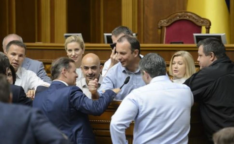 Рада с шумом и потасовкой приняла новый закон о КС