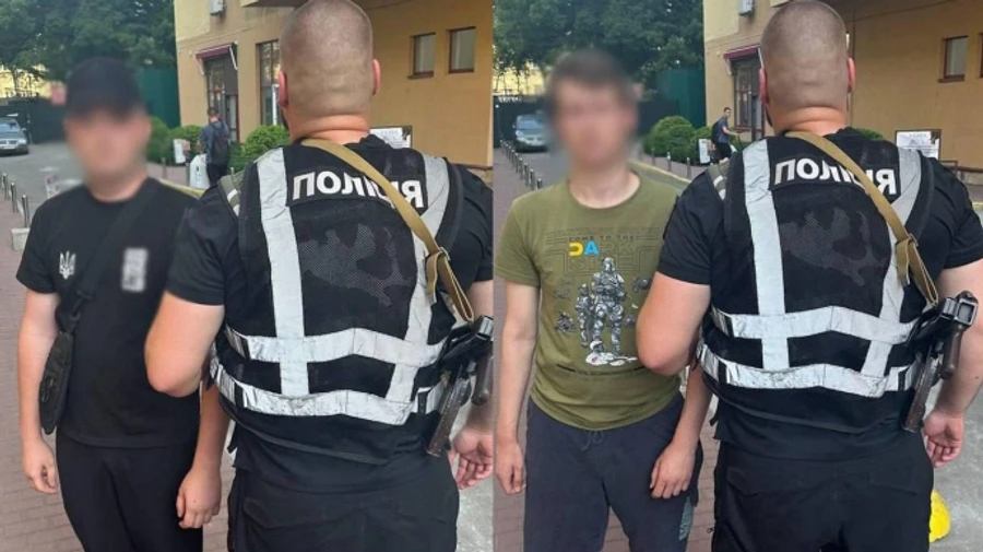 В Киеве двое иностранцев демонстрировали на улице свастику, их задержали