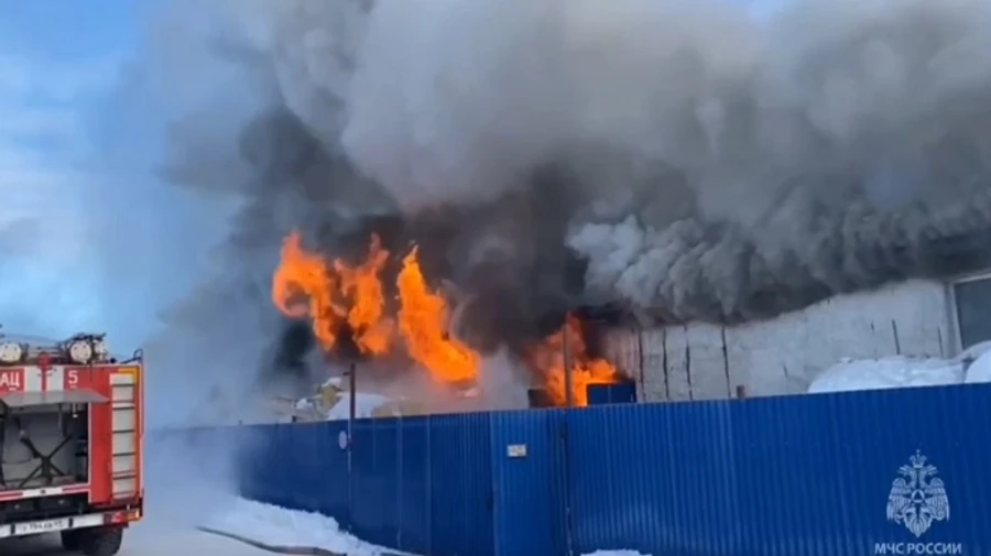 У російському Магадані горить склад автозапчастин