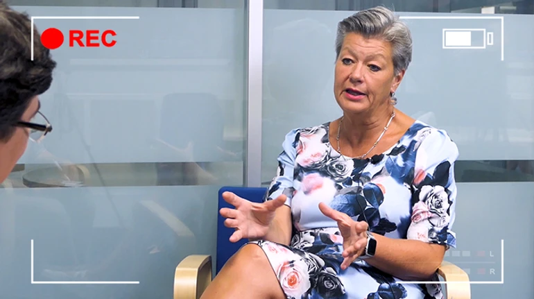 В сентябре дети должны пойти в школу в ЕС или вернуться в Украину: интервью еврокомиссара