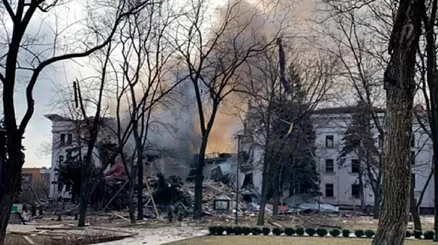 З'явилось відео перших хвилин після бомбардування драмтеатру у Маріуполі: нівелює фейк про Азов