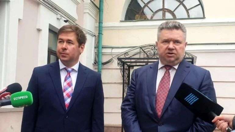 Адвокаты Порошенко требуют заседания суда в день его приезда