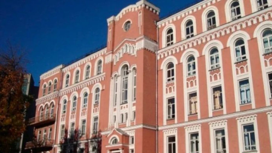 Мужчина, который назвался помощником депутата, подрался с охранником Александровской больницы