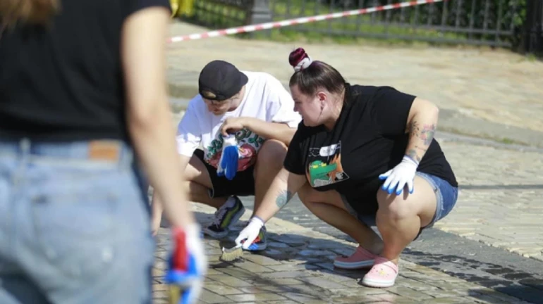 Реп-співачка Alyona Alyona відмиває Софійську площу після дрифту 