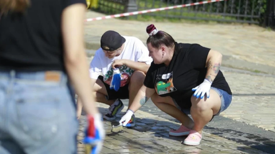 Реп-співачка Alyona Alyona відмиває Софійську площу після дрифту