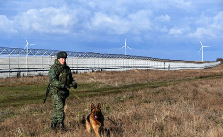 Оккупанты в Крыму заявили, что построили ограждение от Украины