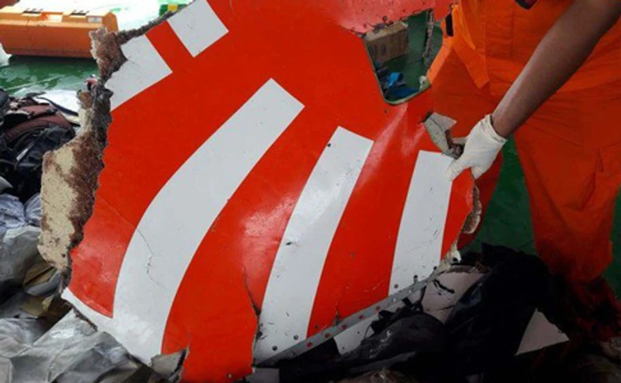 Рятувальники не знайшли живих після катастрофи літака в Індонезії 