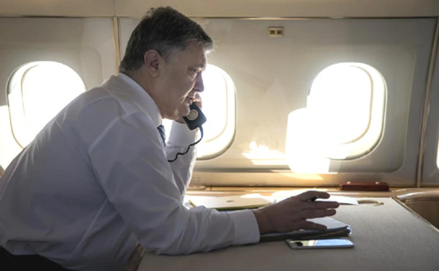 Порошенко дал поручение Генштабу о прекращении огня в зоне АТО