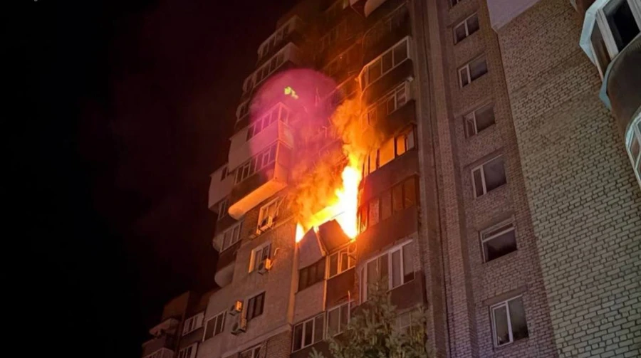 У Запоріжжі після удару російського дрона загорілася багатоповерхівка