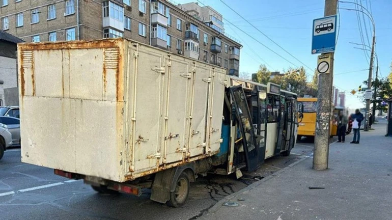 У Києві вантажівка протаранила маршрутку: загинула 72-річна пасажирка