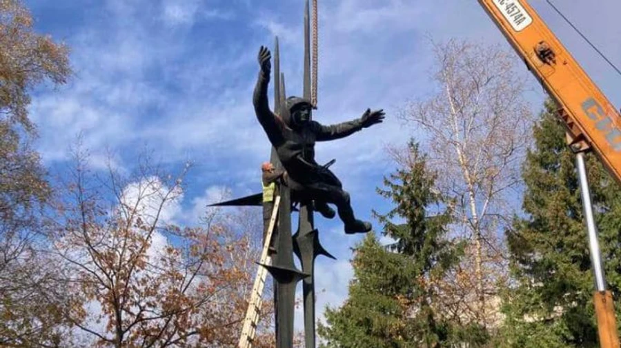 У Львові демонтували скульптуру, встановлену на честь Терешкової