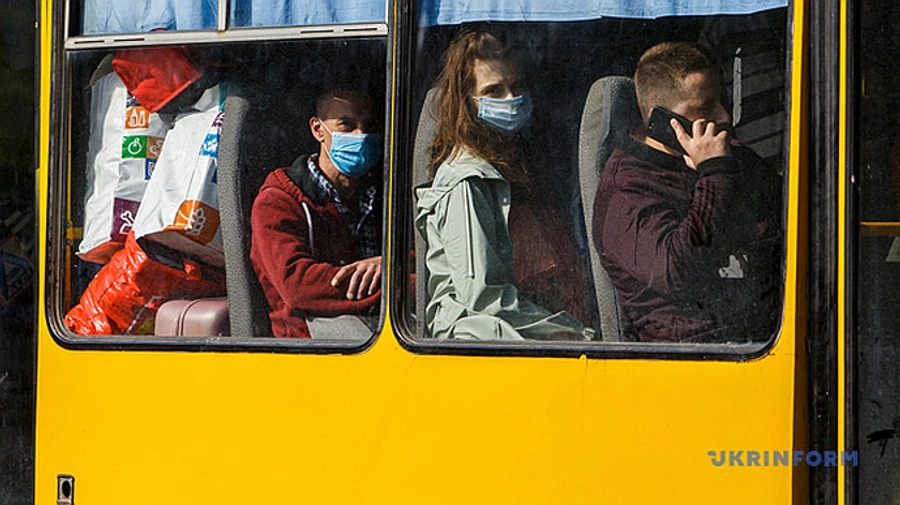 Рішення щодо COVID-19: посилити контроль, додати транспорту і розвести час пік