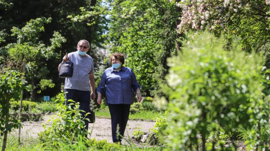 В Україні нових випадків COVID-19 ледь не у вдвічі більше за тих, хто одужав