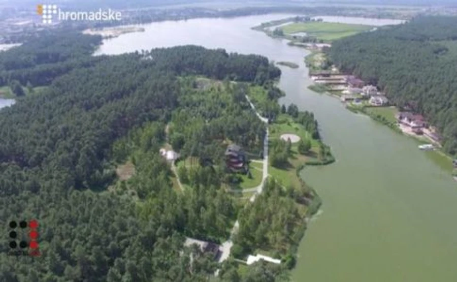 Прокуратура хоче, щоб 35 га з маєтком Медведчука перейшли державі