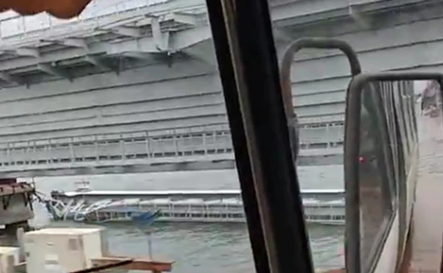 Частина керченського мосту впала у воду