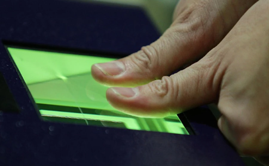 Кабмин одобрил план запуска считывания биометрики на границе