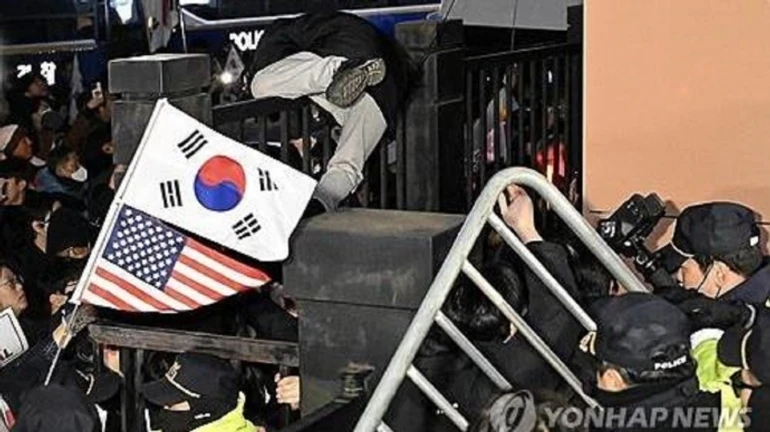 Сеул охватили многотысячные акции протеста, сторонники Юна штурмовали суд